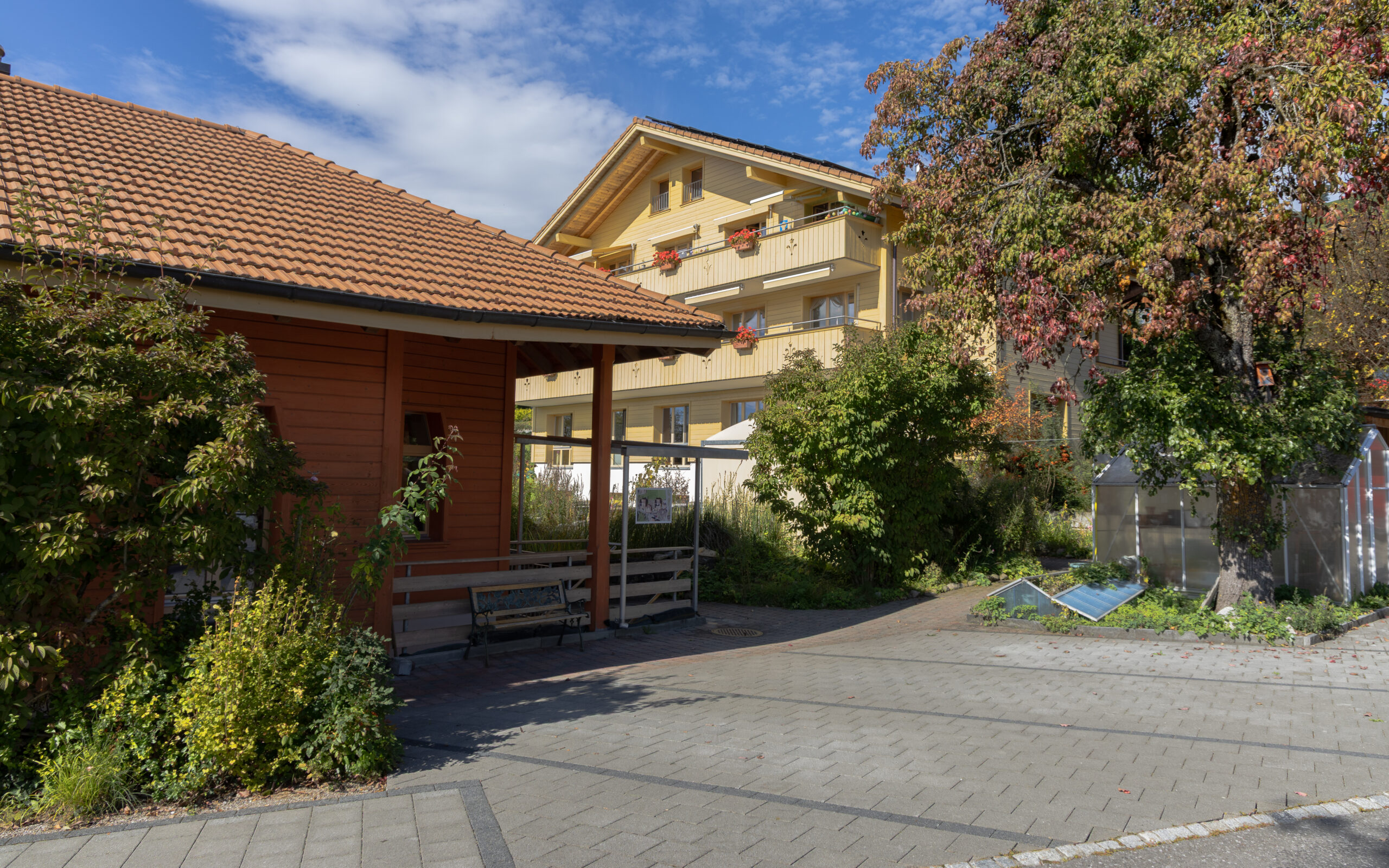 Parkplatz und Gebäude Nr. 4